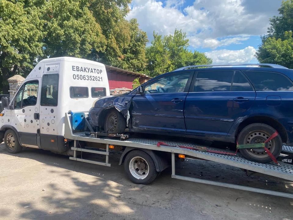 Евакуатор перевозить пошкоджений автомобіль після ДТП